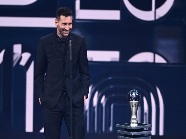 واکنش مسی به دریافت جایزه بهترین‌ بازیکن جهان
