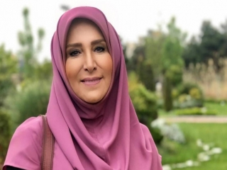 عکسی از مجری مهاجرت کرده به خانه برمی گردیم در کنار همسرش