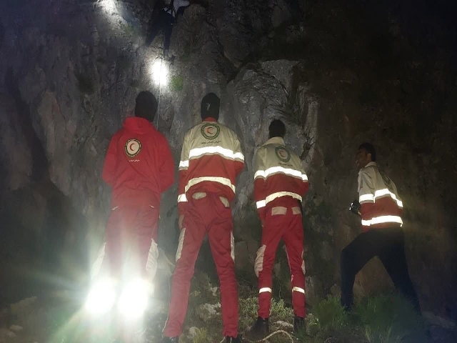 نجات 2کوهنورد گرفتار در ارتفاعات "اسپژ" لرستان نجات 2کوهنورد گرفتار در ارتفاعات "اسپژ" لرستان