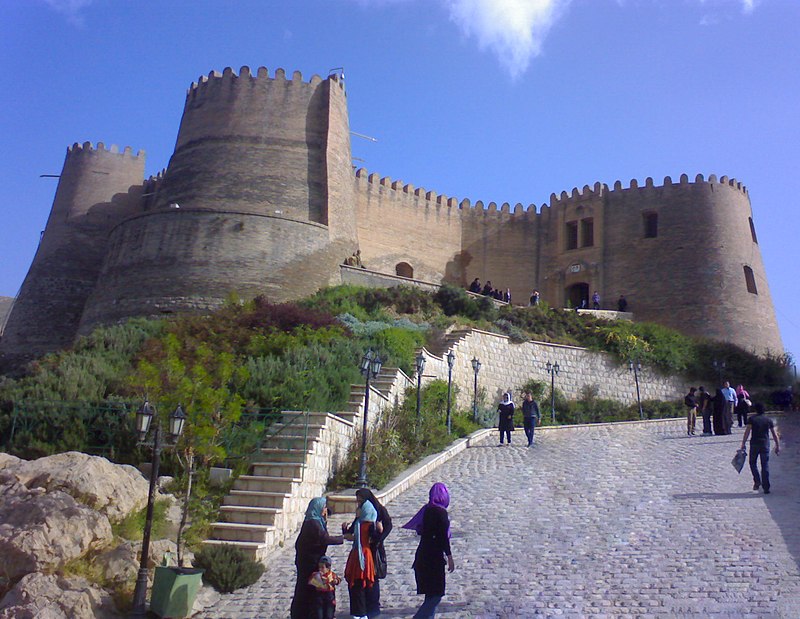 ورودی قلعه فلک الافلاک