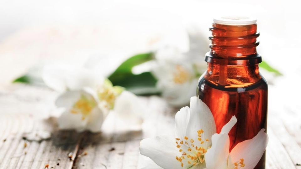 بهترین عطرهایی که بوی گل یاس می‌دهند