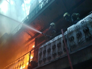 انبار چسب در بازار تهران دچار آتش‌سوزی شد