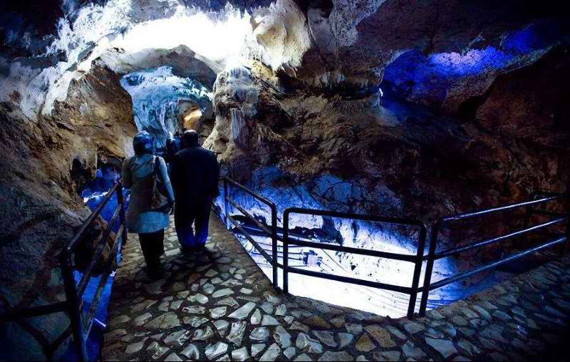 بازدید مسافران از غار قوری قلعه