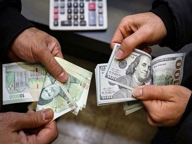 کاهش قیمت دلار در مرکز مبادله طلا و ارز ایران کاهش قیمت دلار در مرکز مبادله طلا و ارز ایران