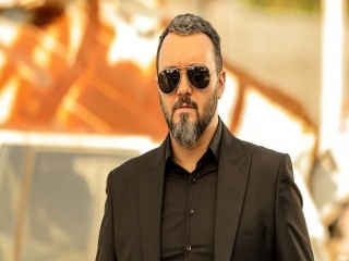 تغییر چهره کامبیز دیرباز در فرش قرمز زخم کاری 2