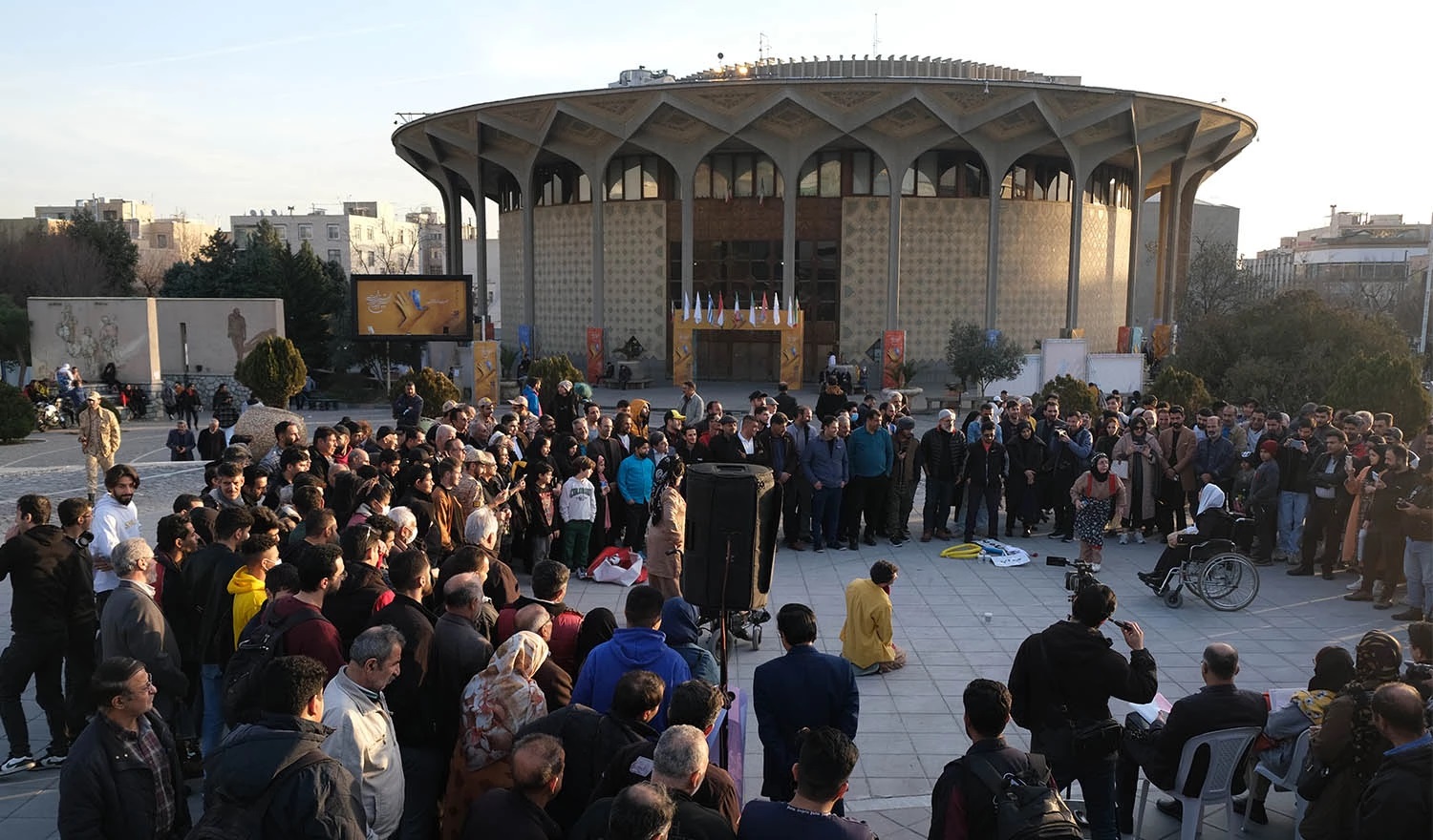نگاهی به نمایش خیابانی هفت سنگ در چهل و دومین جشنواره بین المللی تئاتر
