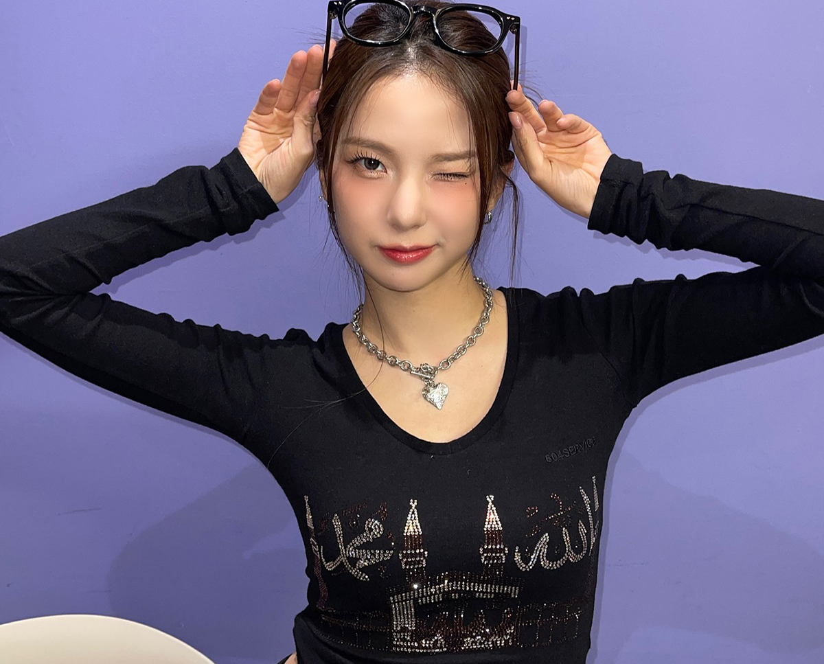 لباس چوی یو جین با کلمات الله، کعبه و محمد