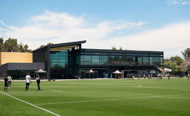 محوطهسازی مراکز تفریحی و ورزشگاه با سبک مدرن