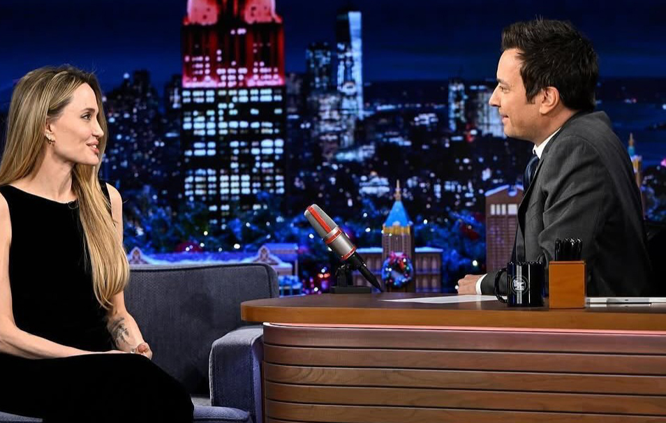 آنجلینا جولی با پای برهنه در برنامه جیمی فالن