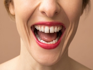 اصلاح دندان‌های فاصله‌ دار بدون ارتودنسی