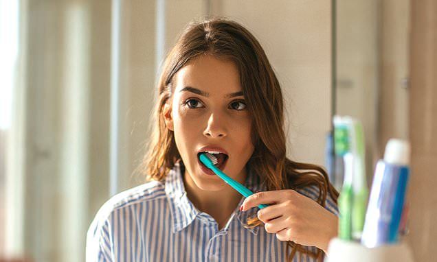 10 اشتباه رایج در مسواک زدن