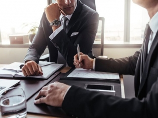 تاجر به چه کسی می گویند؟