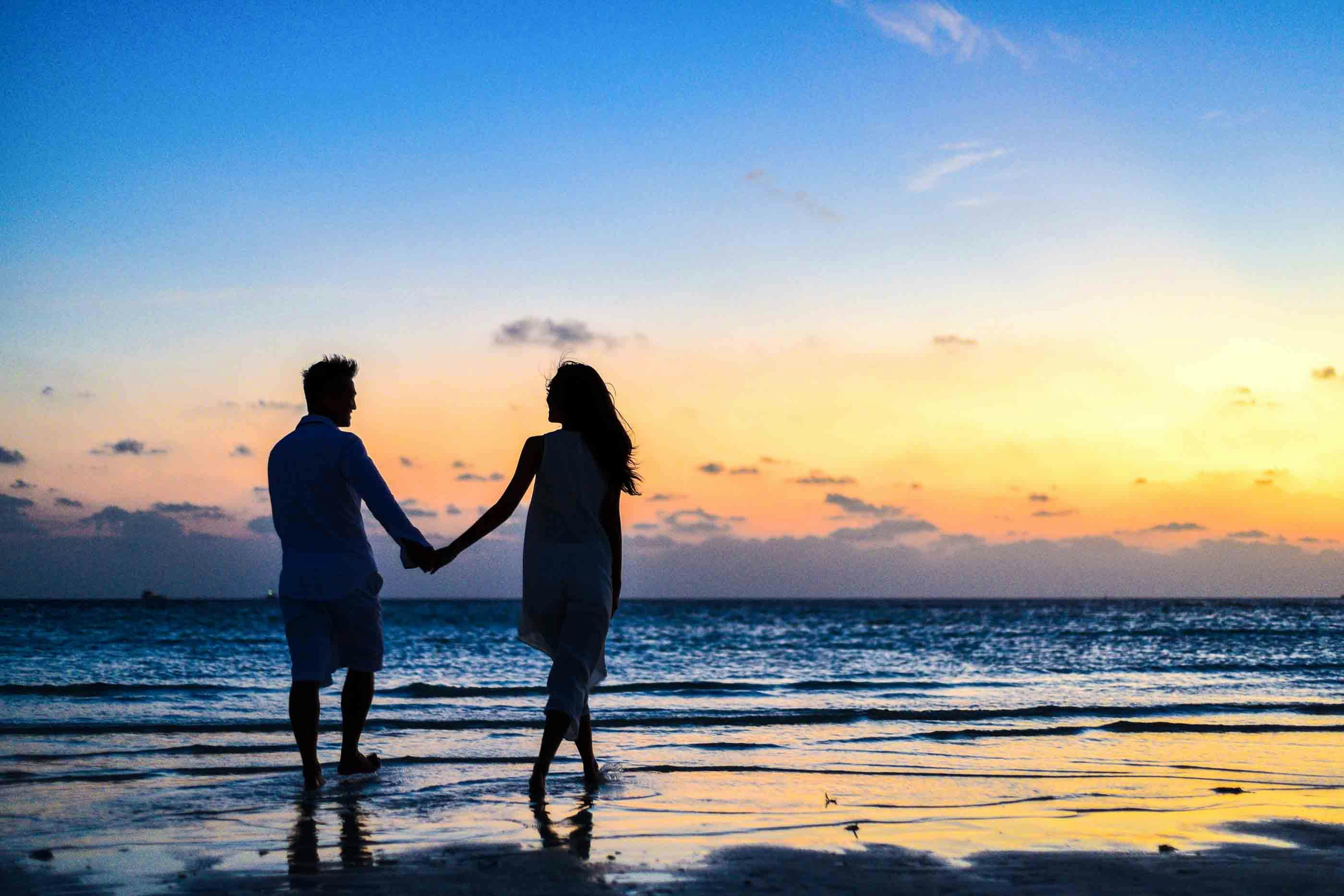 تصویر رمانتیک عاشقانه کنار ساحل