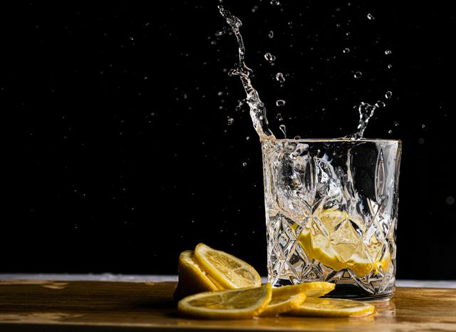 تصویر نوشیدنی همراه با یخ تصویر نوشیدنی همراه با یخ