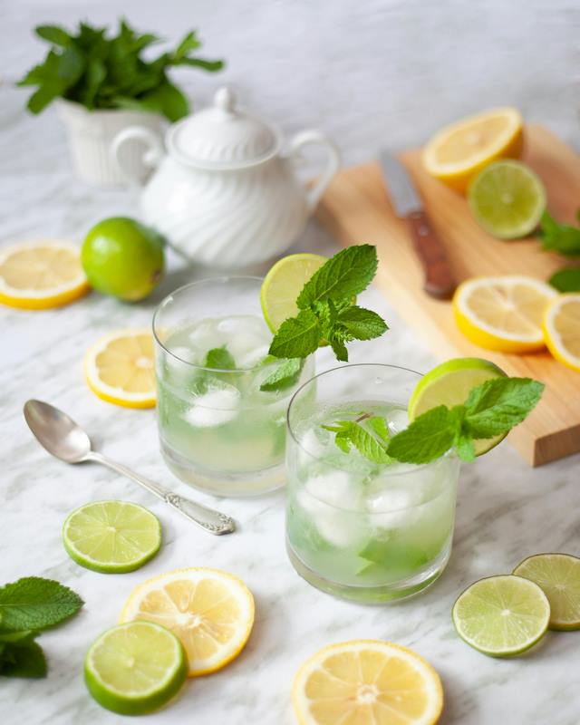 عکس نوشیدنی سنتی و تکه های یخ عکس نوشیدنی سنتی و تکه های یخ
