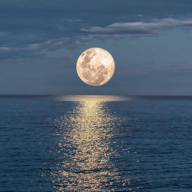 تصویر زیبا از ماه و انعکاس نور آن روی آب
