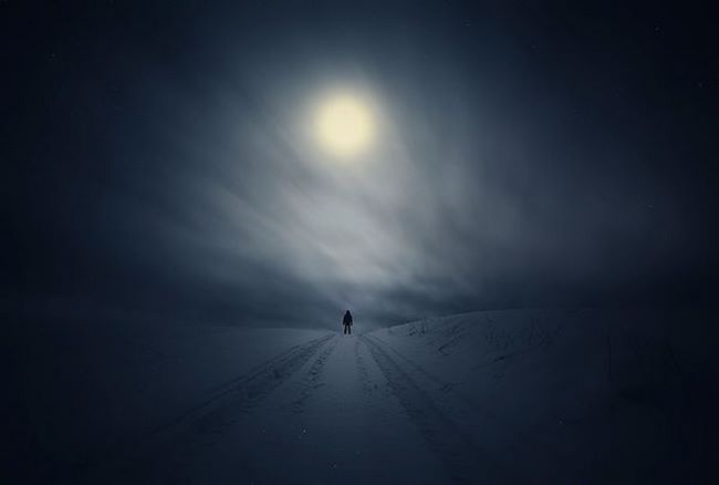 منظره جذاب از روشنایی نور ماه در برف