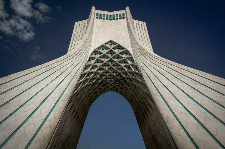 برج آزادی از نمای پایین