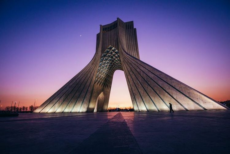 برج آزادی و نور پردازی آن در شب