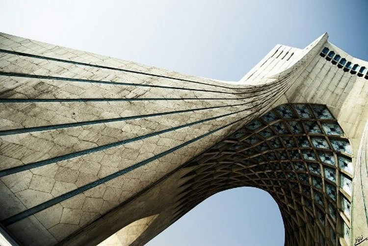 برج آزادی از نمای پائیین