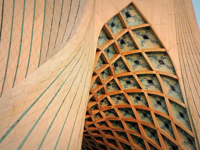 برج آزادی از نمایه نزدیک