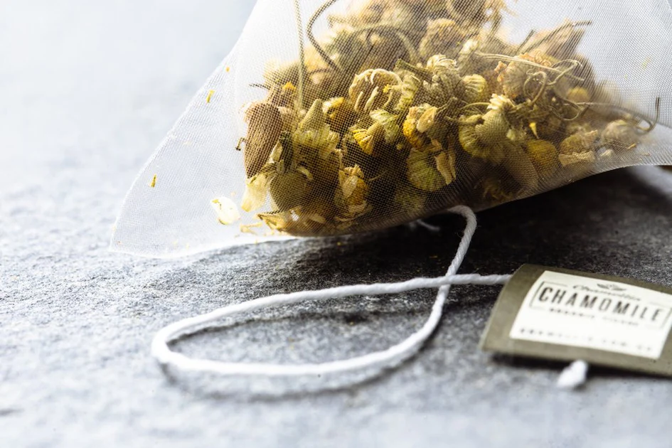 چای بابونه موثر در درمان افتادگی پلک