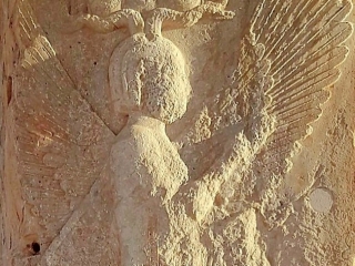 سنگ‌ نگاره سه زبانه انسان بالدار در پاسارگاد