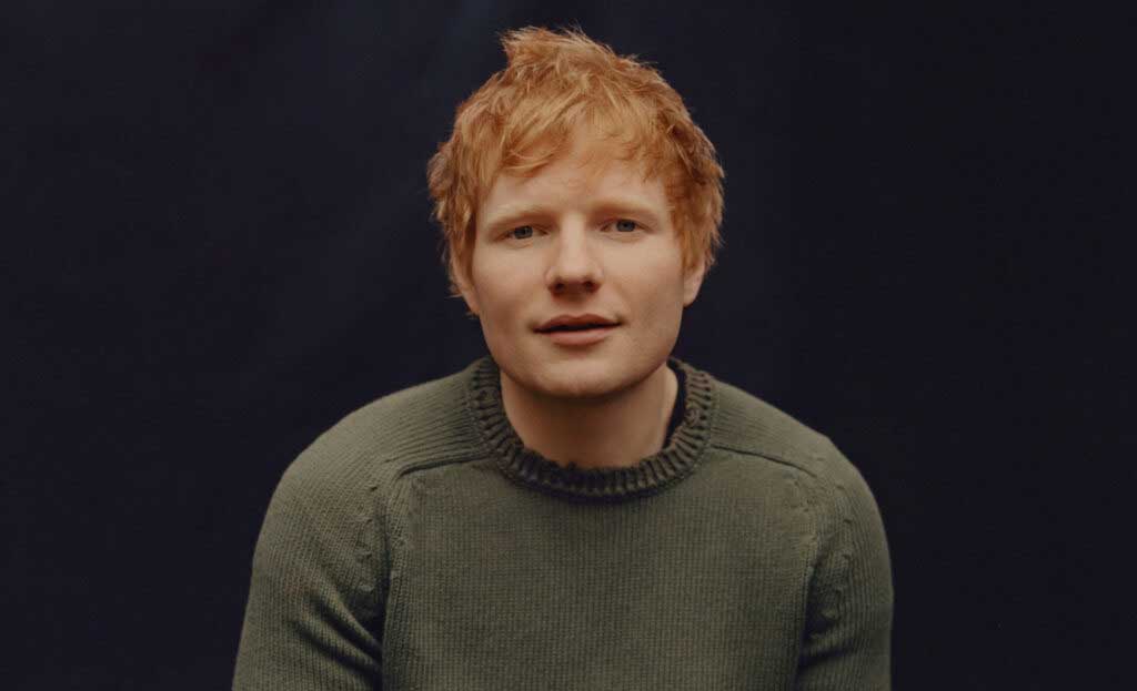 اد شیرن خواننده انگلیسی در کنار زرشک پلو با مرغ