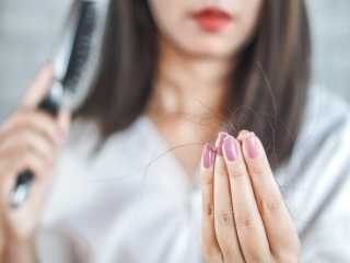 چرا ریزش مو دارم؟!