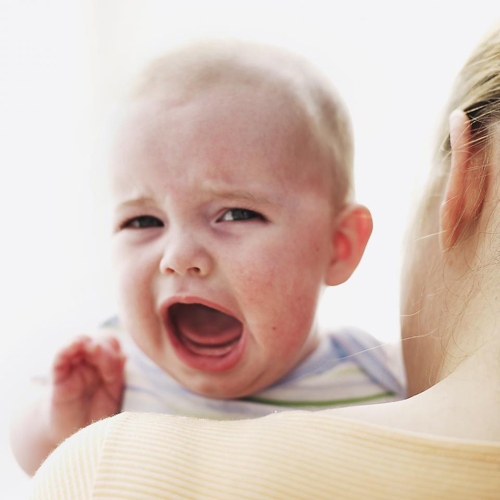 baby-crying-mom-shoulder_AG