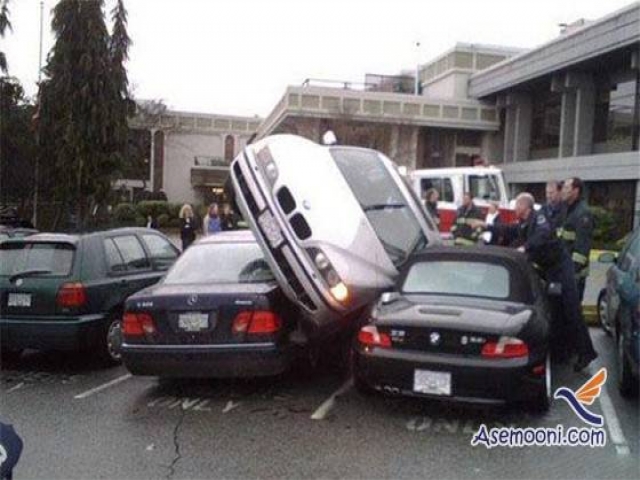 وقتی یه خانم ماشین خودش رو پارک میکنه !!!