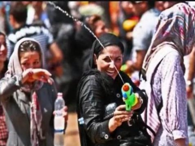 آب بازی جوانان در پارک ایران زمین کرج
