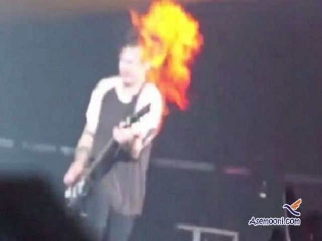 آتش گرفتن سر یک گیتاریست در کنسرت زنده