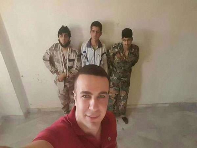 سلفی جالب خبرنگار با داعشی ها سلفی جالب خبرنگار با داعشی ها