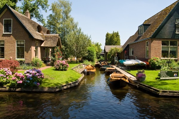 دهکده‌ای زیبا بدون حتی یک خیابان در هلند!!