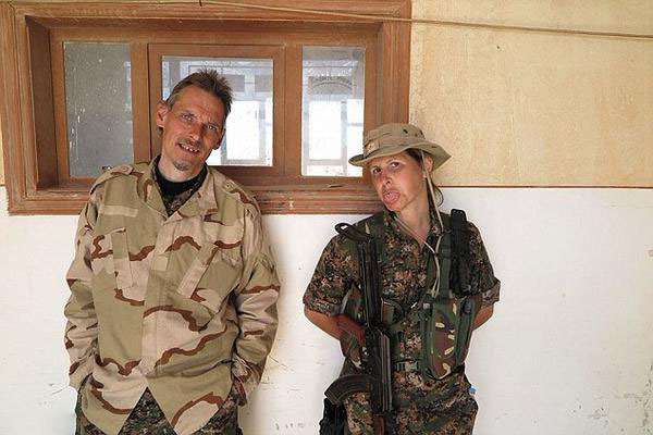 canadian-models-went-to-war-with-daesh(5)