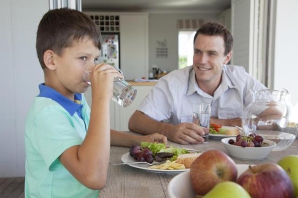 چرا نباید بعد از غذا آب سرد خورد؟