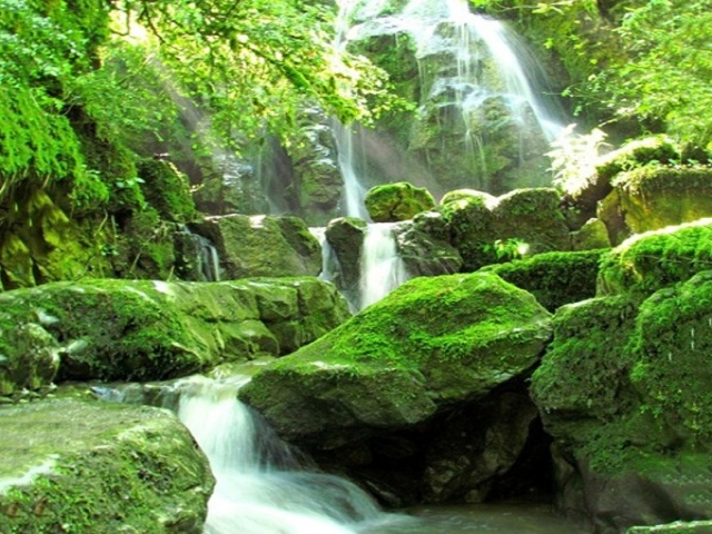 آبشار زیبای کوه سر آبشار زیبای کوه سر