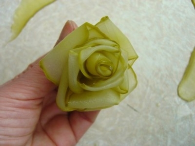 تزیین خیار و خیار شور به شکل گل رز