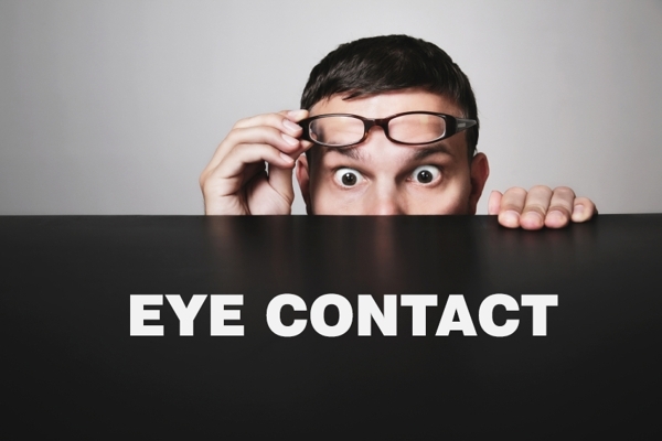 اشتباهات رایج در ارتباط چشمی هنگام سخنرانی