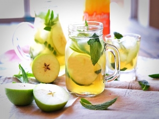 طرز تهیه نوشیدنی خوشمزه سیب و نعناع مناسب فصل پاییز