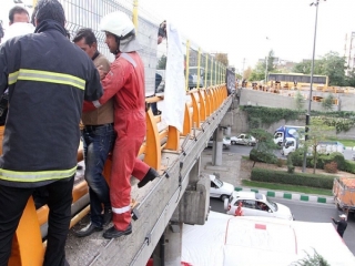 خودکشی روی پل استقلال + تصاویر