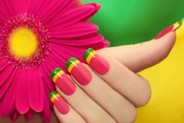 استون با ناخن‌ها چه می‌کند؟