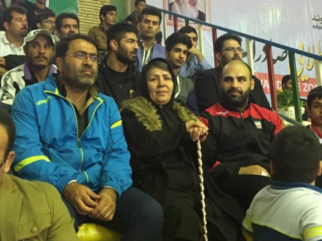 بازتاب جهانی حضور یک زن ایرانی در میان تماشاگران مسابقات کشتی