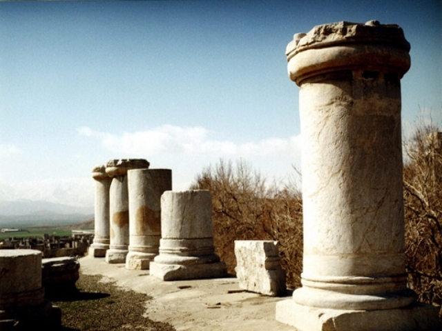 معبد آناهیتا - بزرگترین بنای سنگی ایران معبد آناهیتا - بزرگترین بنای سنگی ایران