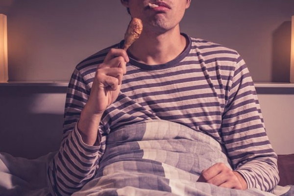 why-eating-before-bedtime-can-cause-problems-for-the-brain