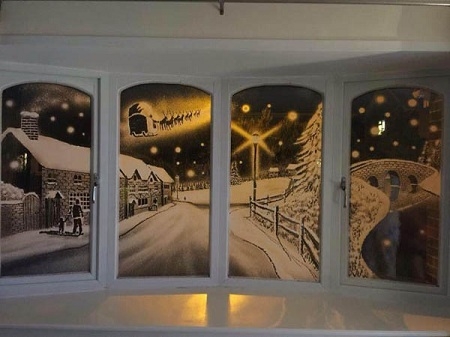 نقاشی های تام بیکر روی شیشه منازل