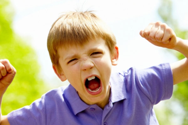 چگونه در برابر جیغ و داد های بی مورد کودک رفتار کنیم؟