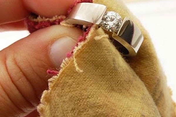 چگونه زیورآلات خود را براق کنیم؟