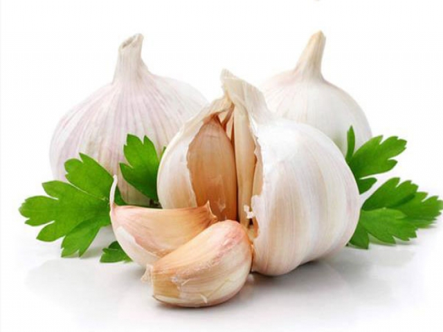 معجزه خوردن یک حبه سیر با معده خالی معجزه خوردن یک حبه سیر با معده خالی